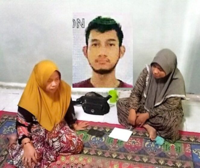 
					Ibu kandung Asmadi, Asiyah (kiri), meminta bantuan kepada PBM Banten untuk memulangkan anaknya