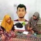 Ibu kandung Asmadi, Asiyah (kiri), meminta bantuan kepada PBM Banten untuk memulangkan anaknya