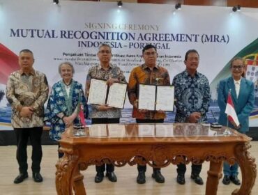 Menteri Kelautan dan Perikanan Sakti Wahyu Trenggono Menandatangani MRA dengan Dubes Portugal. (Sumber Tempo) 